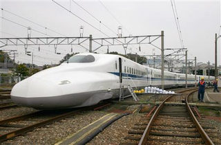 Illustration for article titled Japan's Type N700 Bullet Train Almost Half as Fast as an Airplane
